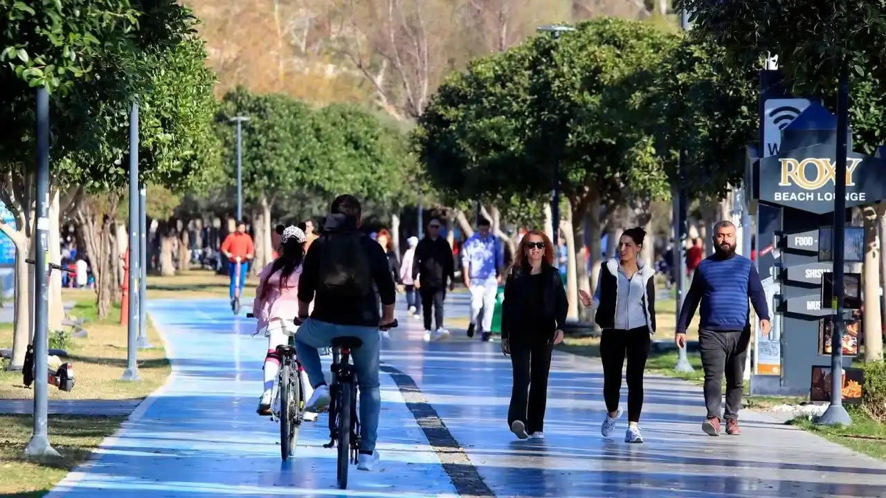 Antalya'da Beydağları'nın Karlı Gölgesinde Denize Girdiler 5
